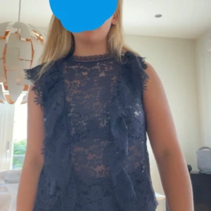 Marinblå topp med volangdetaljer - Säljer denna marinblåa blusen från Zara. Den var väldigt populär men finns inte kvar längre. Endast använd 1 gång.