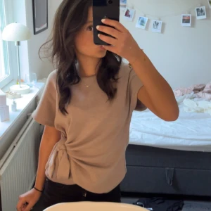 Zara  blus - Jätte fina blus t sjirt från Zara med en knytning på sidan den ä knappt använd endast typ en tråd som lossnat be mig att skicka bild! Köpt fö nån månad sen i storlek s 