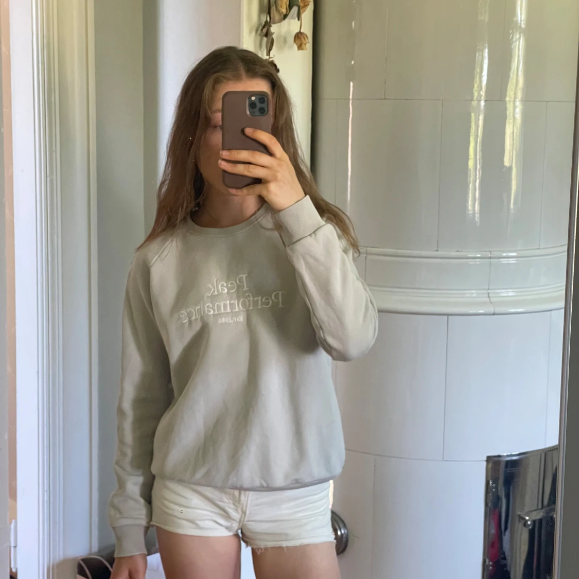 Ljusgrå sweatshirt från Peak Performance