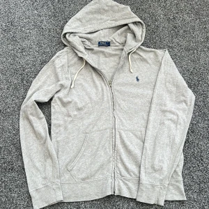 Ralph lauren hoodie - Snygg raffe hoodie. Lite tunnare variant. Size M. Skick 7/10 nån liten fläck förekommer. Hör av dig vid minsta fundering 🤩