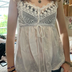 Vit spetsdetaljerad topp - Superfin topp med både spets och silkes material. Köpt på en vintage butik. 