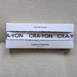 CRA-YON Discovery Kit  - 10 olika Eau de Parfum-miniatyrer från CRA-YON. Perfekt för att testa olika dofter. Obs! En del rör är inte fulla (se bilder) Inkluderar 10 x 2 ml av deras bästsäljare:  Sand Service, Continental, Vanilla CEO, Passport Amour, Ami Amie, Art Life, The High Road, Caramel Days, The Dusk Daze, The Fougère Affair