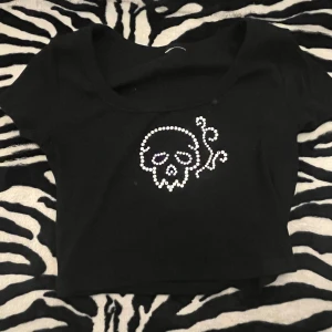 Svart croppad topp med sten skalle - Handgjort motiv 🖤