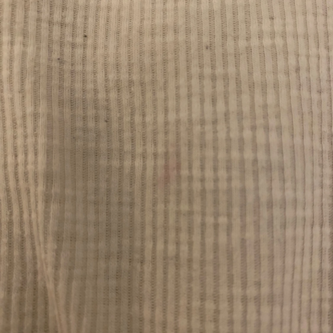 Vit ribbad linnetopp med spetsdetaljer - 3