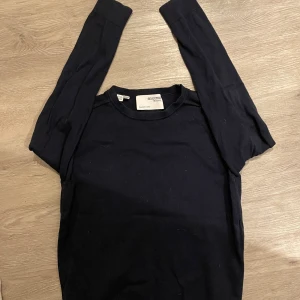 Mörkblå tröja från Selected Homme - Säljer en stilren mörkblå tröja från Selected Homme. Tröjan har en klassisk design med långa ärmar och rund hals. Perfekt för en avslappnad och snygg look. Nypris runt 500kr🙌🙌