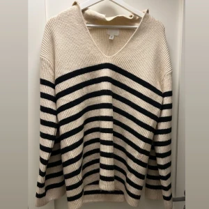 Tröjor - Stickad tröja ifrån H&M storlek XS. Använd endast 1 gång när jag prova den. Ny och hel utan prislapp, den är v ringad och har en liten krage 