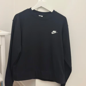 Svart sweatshirt från Nike - Snygg svart sweatshirt från Nike med klassisk logga på bröstet.  Använt 1-2 gånger! Hör gärna av dig för fler bilder eller frågor 