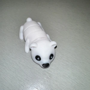 Vit leksak i form av en björn - En söt vit leksak i form av en björn med svarta detaljer på ansiktet. Den har rörliga delar som gör att den kan böjas och vridas. Perfekt som en liten present eller dekoration.
