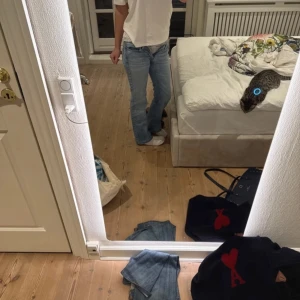 Blå jeans från only - Snygga blå Levis jeans med en klassisk design. De har en bootcut-stil och är lågmidjade.