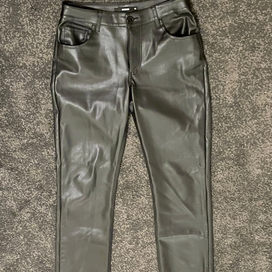 Svarta skinnbyxor från Bik Bok - 2