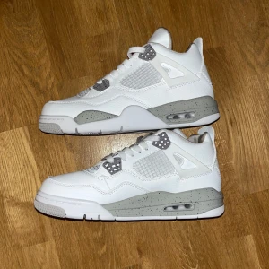 Jordan 4 oreo oanvända - Helt oanvända storlek 41. Kan mötas Stockholm eller fraktas. Ingen original box men kan fixa en box eller påse. Skriv gärna ifall du har frågor!