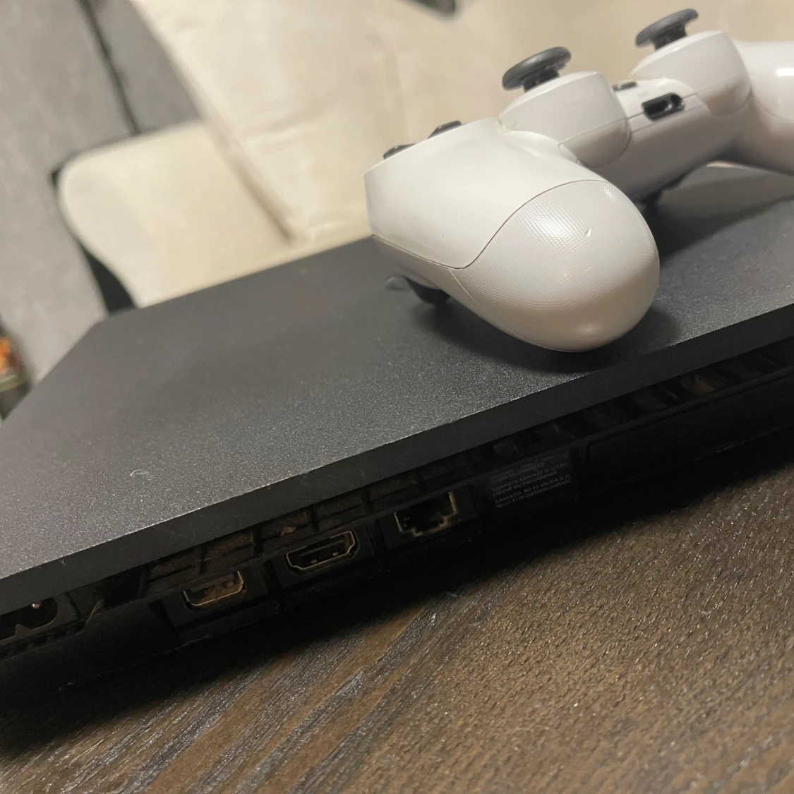 Svart PlayStation 4 med handkontroll - 2