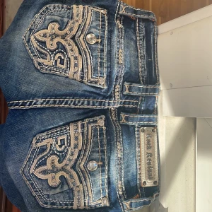 Mörkblå jeans från Rock Revival - Snygga mörkblå jeans från Rock Revival. Dom är verkligen i sin form och sitter super fint på.