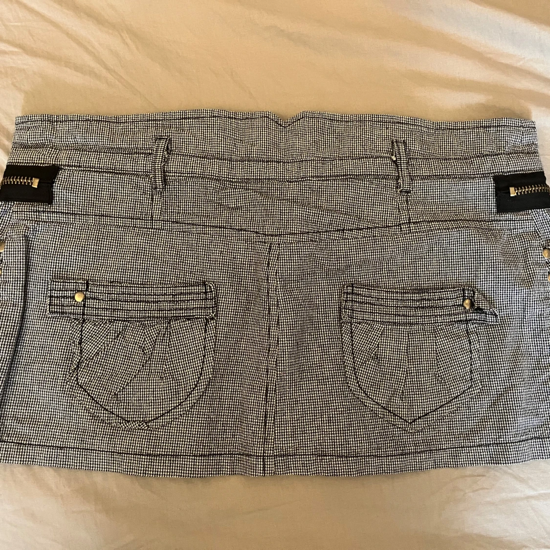 Grå lågmidjad minikjol med dragkedjor - 1