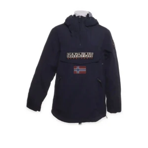 Svart jacka från Napapijri - Säljer en svart jacka från Napapijri med en stor ficka framtill och en norsk flagga som detalj. Jackan har en huva och långa ärmar, perfekt för kyligare väder. Tillverkad i 100% polyester för både kropp och ärmar.