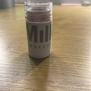 Bronzer i stickformat från Milk Makeup - Säljer en praktisk bronzer i stickformat från Milk Makeup. Som typ allas milk bronzer, så går den inte att skruva men jag har lagt den i frysen ett tag och då har man kunnat skruva upp den. Men det är for ganska mkt produkt kvar för jag har inte använt den så mycket