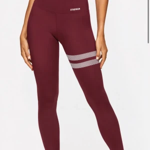 Vinröda leggings från Stronger - Snygga vinröda leggings från Stronger. De har en hög midja och meshdetaljer på baksidan av benen. Perfekta för träning. Använda 1 gång endast!