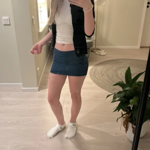 Blå jeanskjol från Bershka - Säljer en snygg blå jeanskjol från Bershka i storlek S. Kjolen har en tight passform och är perfekt för en trendig look. Den har en dragkedja på sidan och klassiska jeansfickor fram. Perfekt för att matcha med en enkel topp eller en cool jacka.