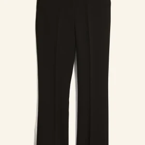 Svarta kostymbyxor - Eleganta svarta kostymbyxor från bikbok med en klassisk rak passform. Perfekta för en stilren look. Byxorna har en midwaist design och är tillverkade i ett bekvämt material som ger en snygg siluett. Använda en gång  inget tecken på användning. Storlek 34 skicka om du vill  ha egna bilder!❤️ 