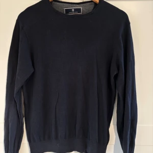 Mörkblå tröja från Hansen & Jacob  - Tja! Säljer en snygg mörkblå tröja med stiliga armbågslappar. Tröjan är i från Hansen&Jacob och köptes för ca 1500 kr. Pris kan diskuteras! Det är bara att höra av sig vid frågor! 