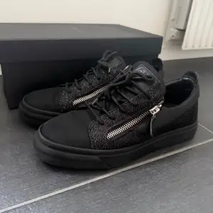 Svarta med glittriga detaljer. Storlek 40. Passar 41 och precis mig som har 42. Box tillkommer! ÄKTA