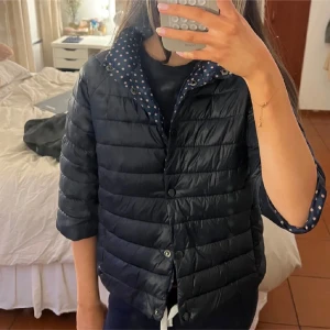 Trekvartsärmad jacka - Snygg svart dunjacka med trekvartsärm och prickigt foder. Bra skick!💗