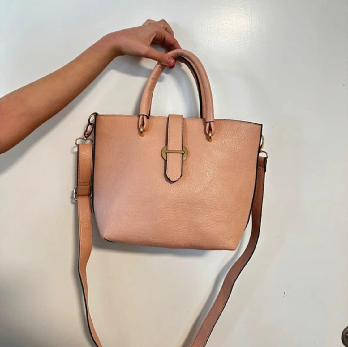 Rosa axelväska med dragkedja