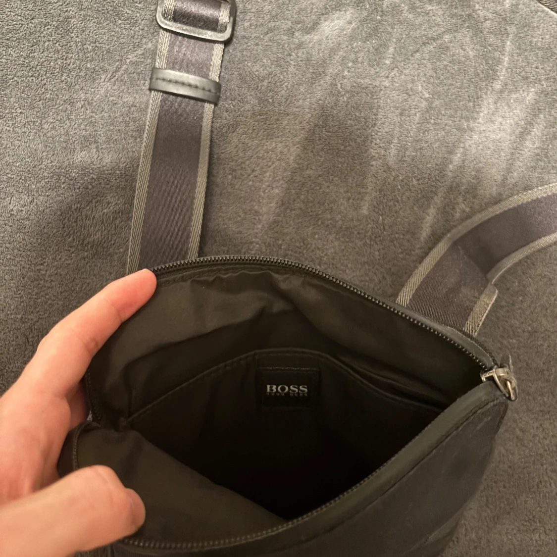 Hugo Boss axelväska  - 1