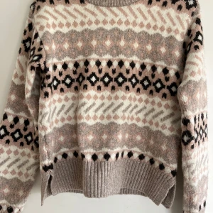 Stickad tröja - Jätteskön stickad tröja från H&M. Köpt för 399. Skriv för fler bilder🩷