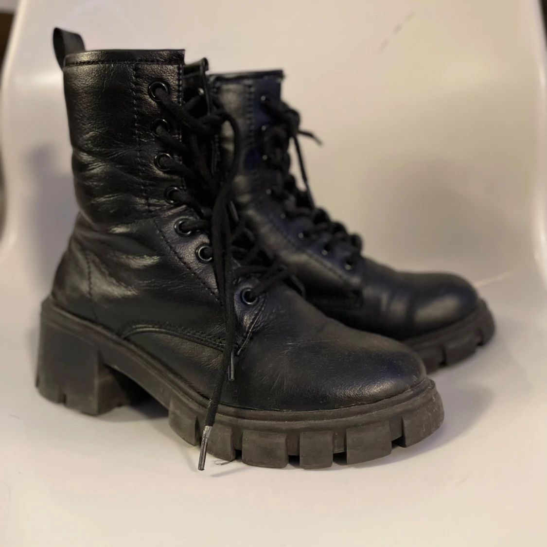 Svarta boots med snörning och dragkedja