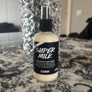Super Milk Conditioning Hair Primer från Lush - Säljer en flaska Super Milk Conditioning Hair Primer från Lush. Denna produkt är perfekt för att ge ditt hår extra vård och skydd. Kommer i en praktisk sprayflaska som gör appliceringen enkel och smidig.