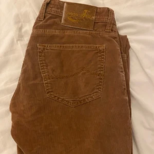 Jacob Cohen Byxor - Manchester Byxor i bra skick förutom lite små håll nere vid byxorna där av priset,i märket Jacob Cohen, självklart äkta! Kom DM för mer information!