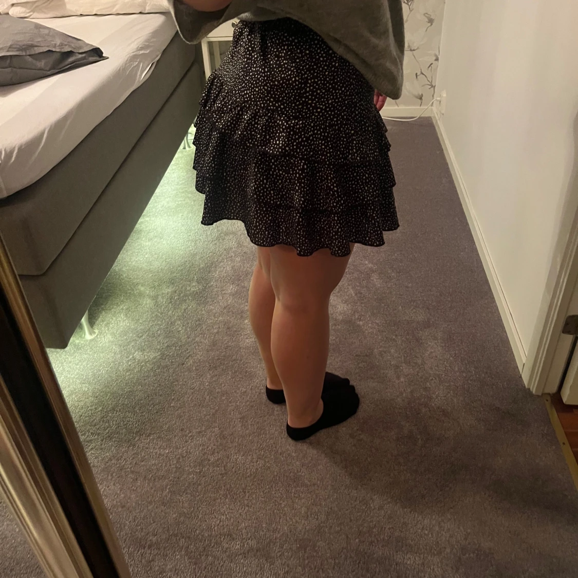 Svart kortkjol med volanger - 1