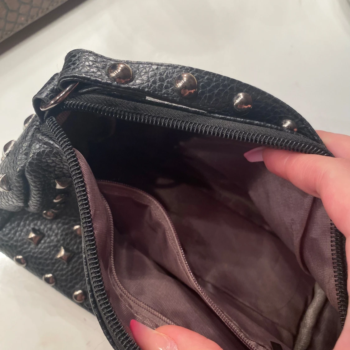 Svart handväska med nitar - 2