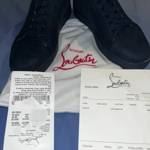 Ingen box. sneakers från Christian Louboutin - Snygga svarta sneakers från Christian Louboutin med den ikoniska röda sulan. Skorna har snörning och är tillverkade i mocka med en stilren design. Perfekta för den som vill ha en touch av lyx i vardagen. OBS ingen box 📦 följer med