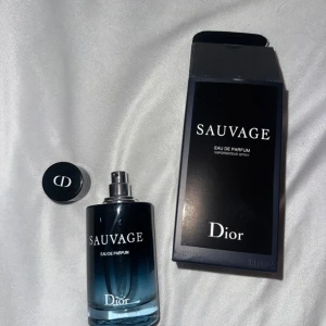 Sauvage Eau de Parfum från Dior - Säljer en flaska Sauvage Eau de Parfum från Dior. Flaskan är fullt jag har inte använt den 