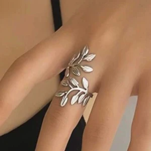 Silverfärgad ring med lövmotiv - Helt oanvänd 