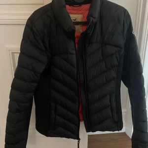 Svart dunjacka från hollister  - Säljer en stilren svart dunjacka från Hollister. Jackan är liten i storleken.