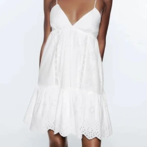 Vit sommarklänning Zara - Söt vit klänning med smala axelband och v-ringad design från Zara. Knappt använd så i bra skick!