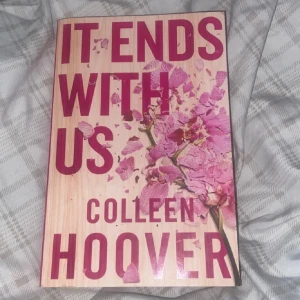 It Ends With Us - Boken 'It Ends With Us' av Colleen Hoover har ett omslag med rosa blommor mot en ljus bakgrund. Den är utgiven av Simon & Schuster UK och är en gripande berättelse om kärlek och relationer. Perfekt för dig som gillar emotionella och tankeväckande romaner.