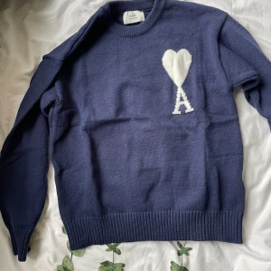 Ami paris sweater - Ny Ami paris sweatshirt / sweater i färgen navy blå. Hade pả mig en gäng och tyvärr den var for stor. Kommer med taggen och allting o priset kan diskuteras 