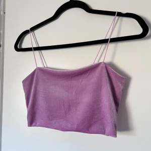 Sammetslinne - Ett lila sammetslinne som är croppad och har smala spaghetti-band. Toppen är stretchig och passar bra till fest exempelvis 💜 Önskar du veta exakta mått? Tveka inte att höra av dig!