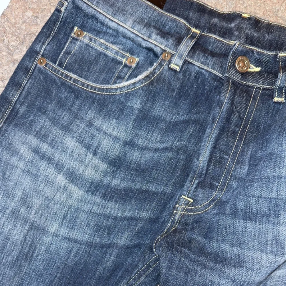 Snygga mörkblå jeans från Dondup. Helt nya och aldrig använda, nypris är 2799 kr. Tveka inte på att skriva om du har några frågor eller funderingar. . Farkut & Housut.
