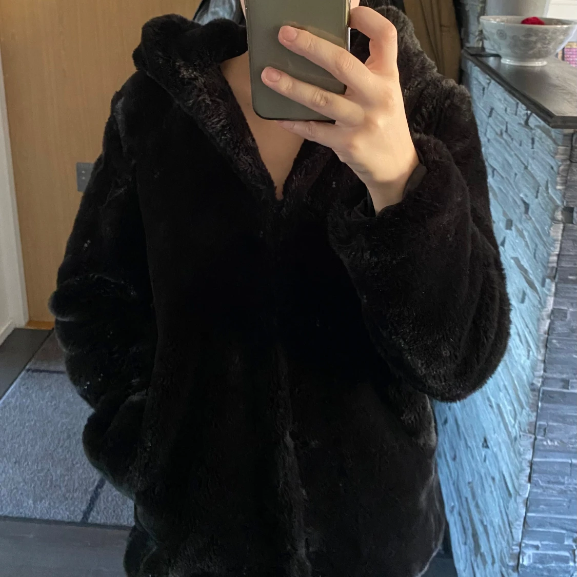 Svart pälsjacka med huva - 1