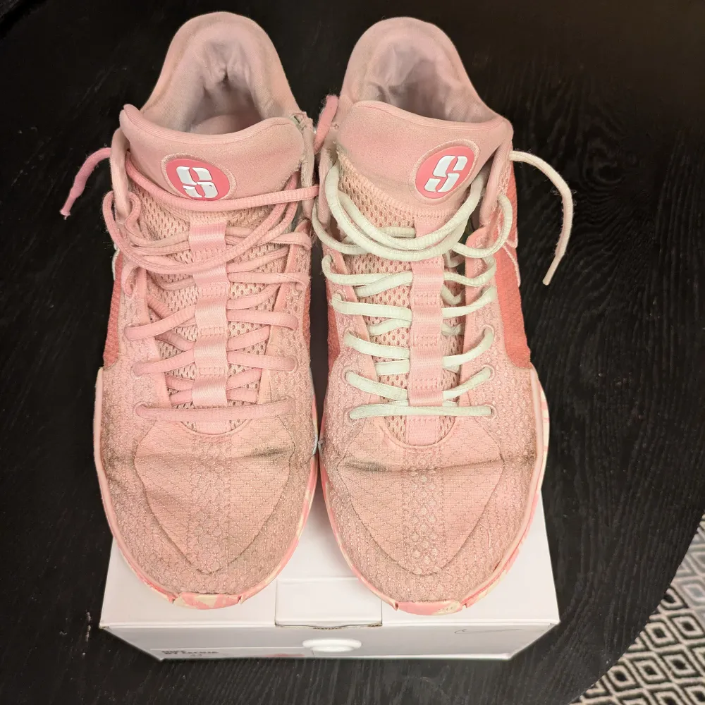 Säljer ett par rosa Sabrina 1 basketskorpga att jag behöver pengar till moppen. De är rätt så väl använda men har fortfarande en del att ge. Pris kan diskuteras. . Kengät.