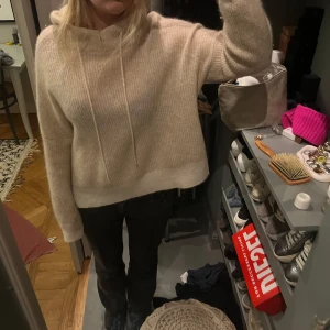 GANNI Hoodie - Säljer denna supersnygga stickade hoodie från ganni. Nästan aldrig använd. Nypris 3500kr