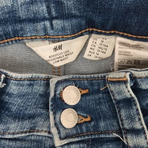 Lågmidjade blåa jeans från H&M - Säljer dessa blåa lågmidjade jeans från H&M, storlek 158/164🌟 Passar mig som brukar bära XS. Fint skick och mycket bekväma! 