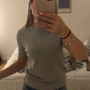 Grå kortärmad tröja från Zara - en grå kortärmad tröja från Zara. Tröjan har en rund halsringning och är tillverkad i ett mjukt material💞💞 aldrig använd!