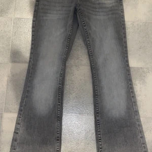 Grå bootcut jeans - Snygga grå bootcut Jeans low waist aldrig använt säljer då dom är i fel storlek för mig