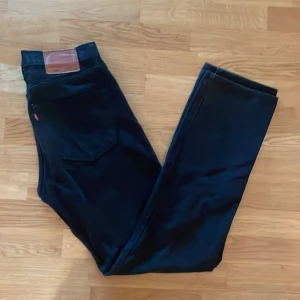 Svarta jeans från Levi's Premium 501 - Säljer dessa svarta 501 från Levi’s i storlek 32/34. De har använts men är fortfarande i bra skick. Nypris på dessa är runt 1200, mitt pris 349💸. Hör av er vid minsta fundering!